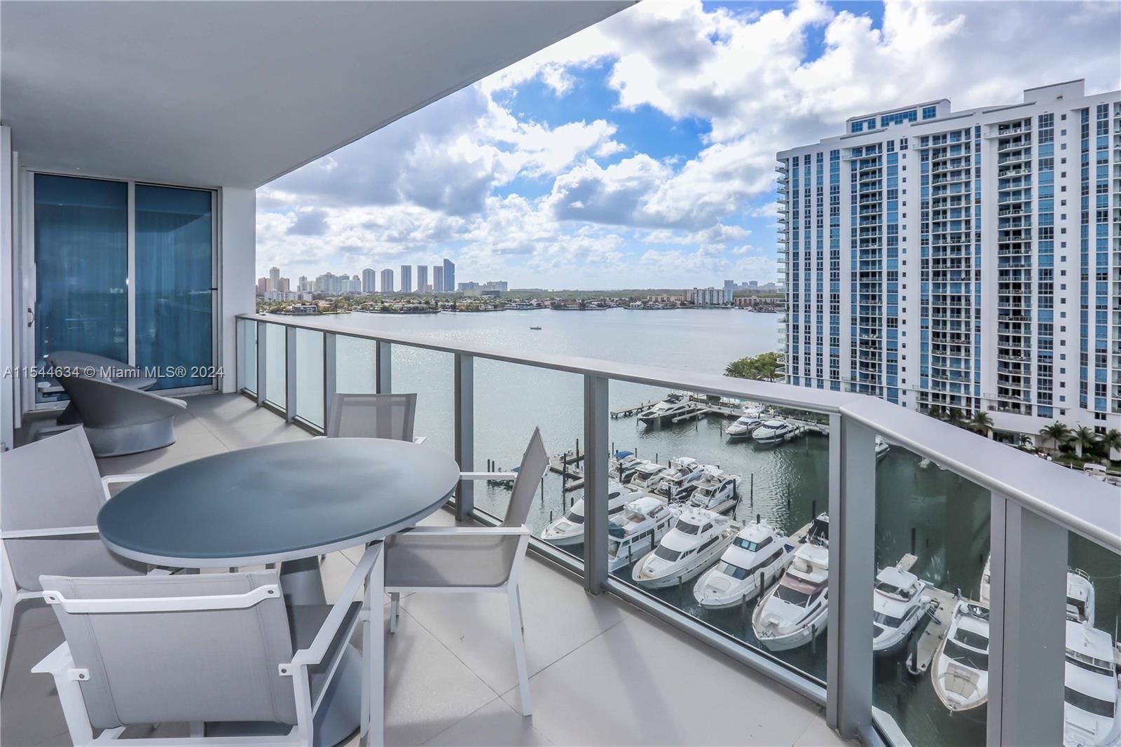 Apartamento à Venda em North Miami Beach, FL