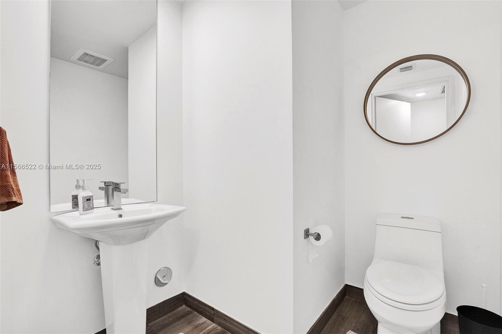 1300 Brickell Bay Dr #2701, Miami FL 33131