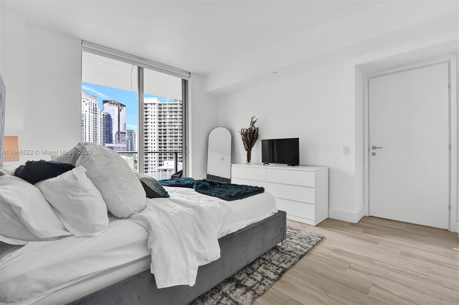 1300 Brickell Bay Dr #2701, Miami FL 33131