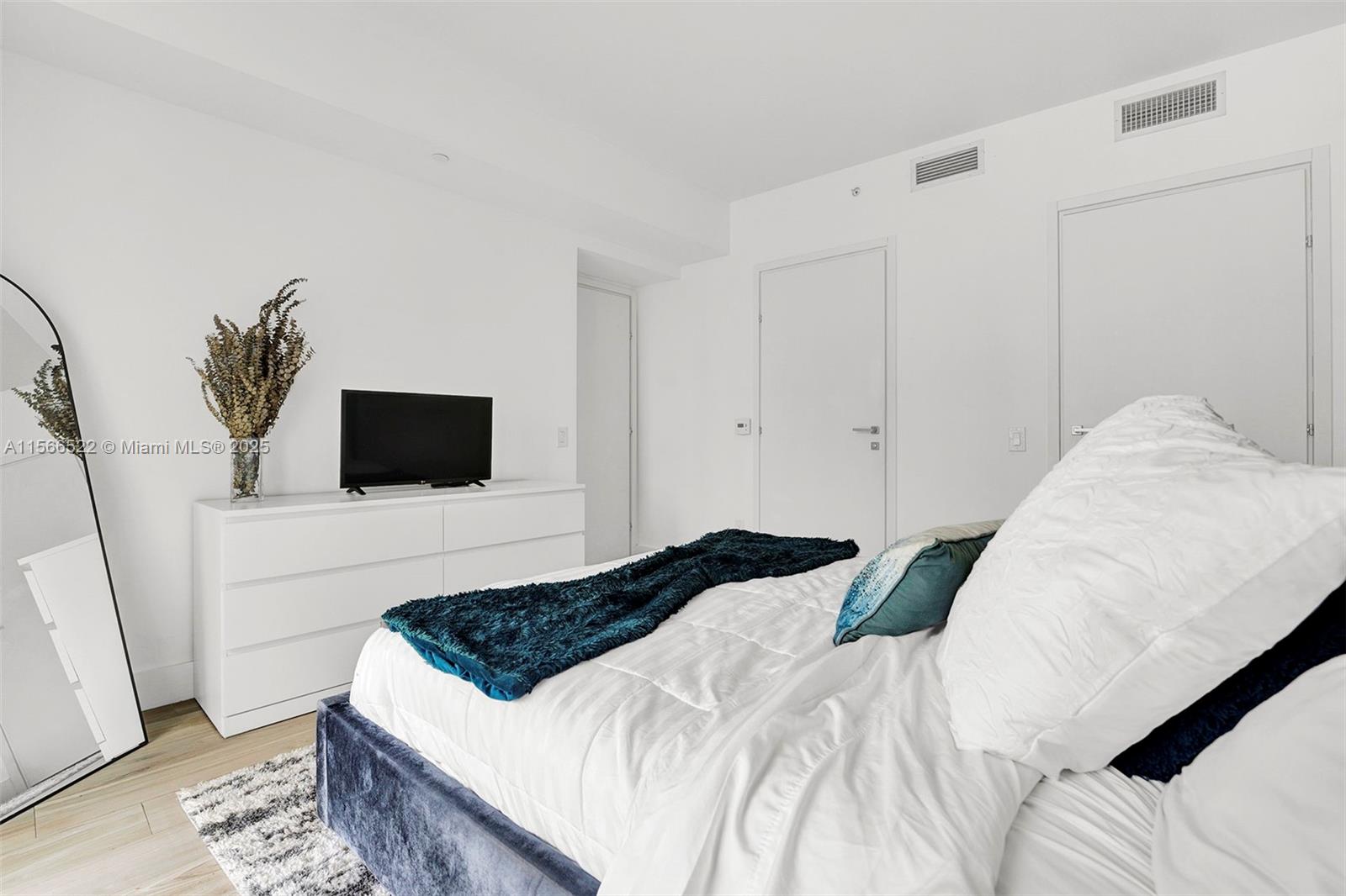 1300 Brickell Bay Dr #2701, Miami FL 33131