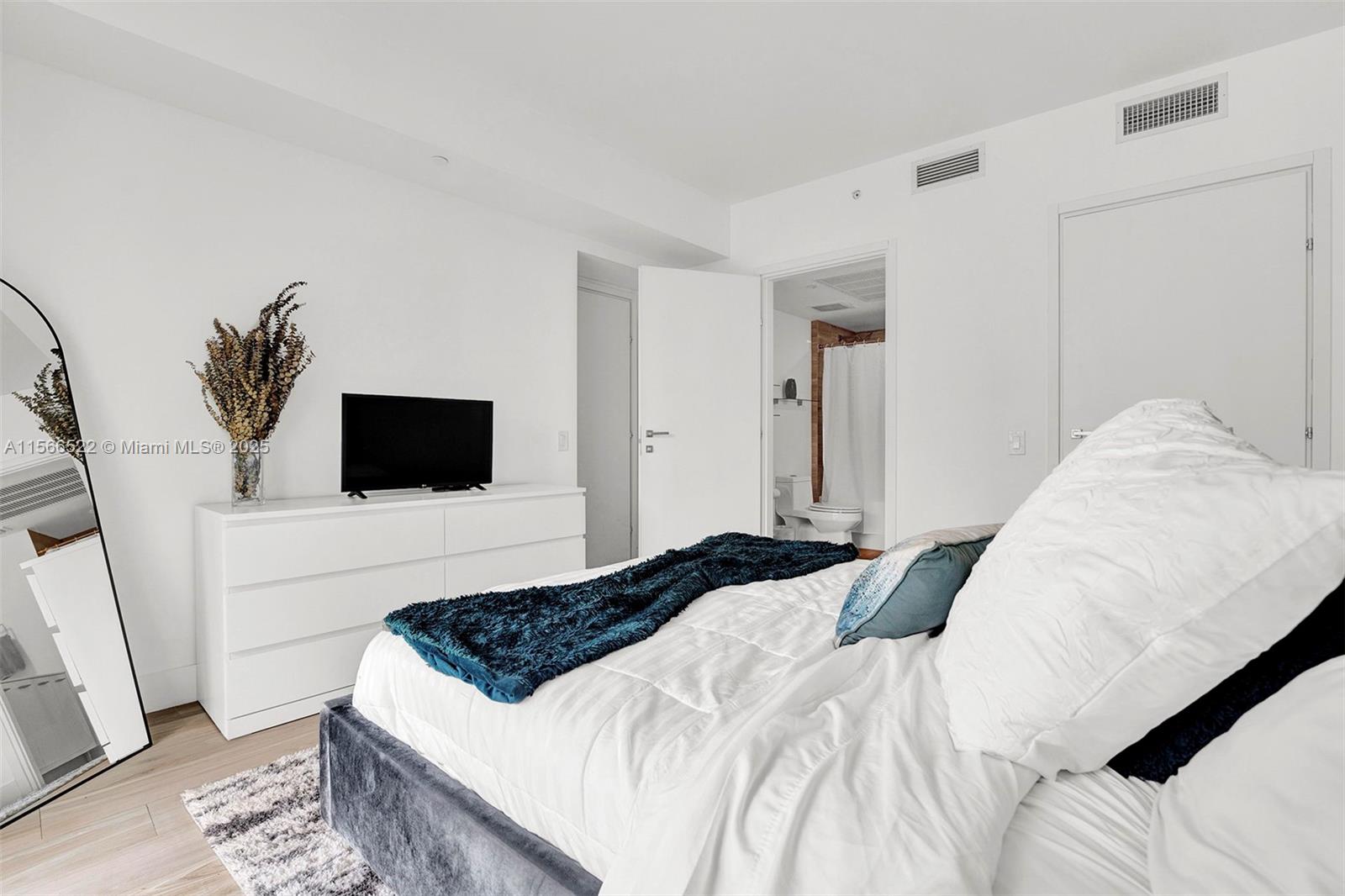 1300 Brickell Bay Dr #2701, Miami FL 33131