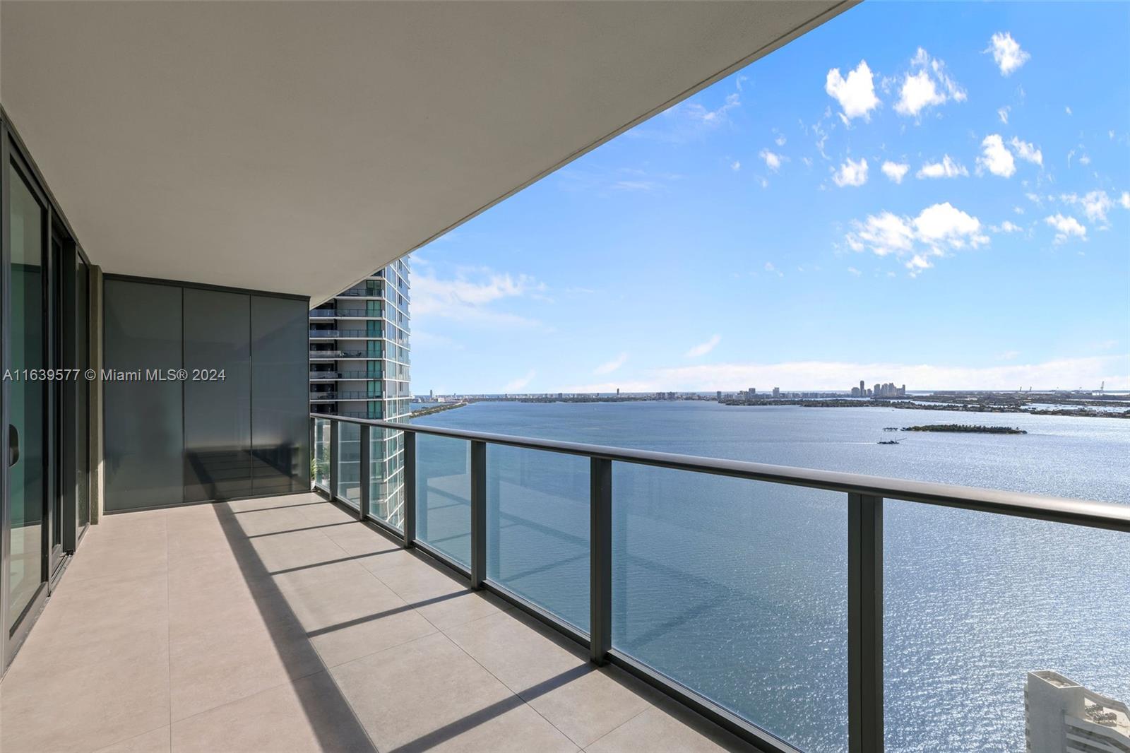 Apartamento à Venda em Miami, FL