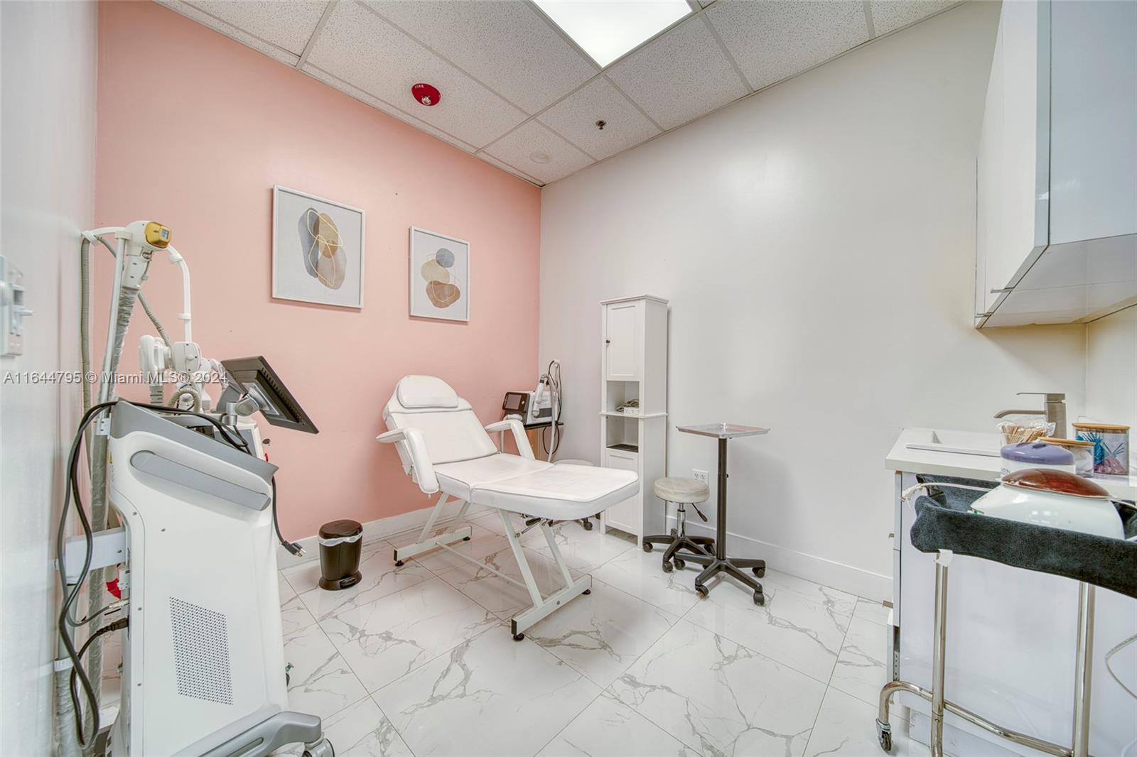Full-Service Beauty Salon For Sale In Pinecrest