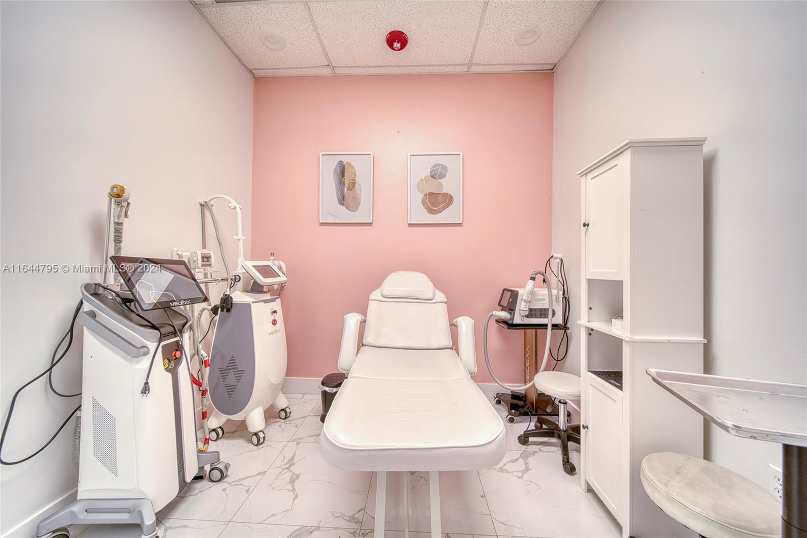 Full-Service Beauty Salon For Sale In Pinecrest