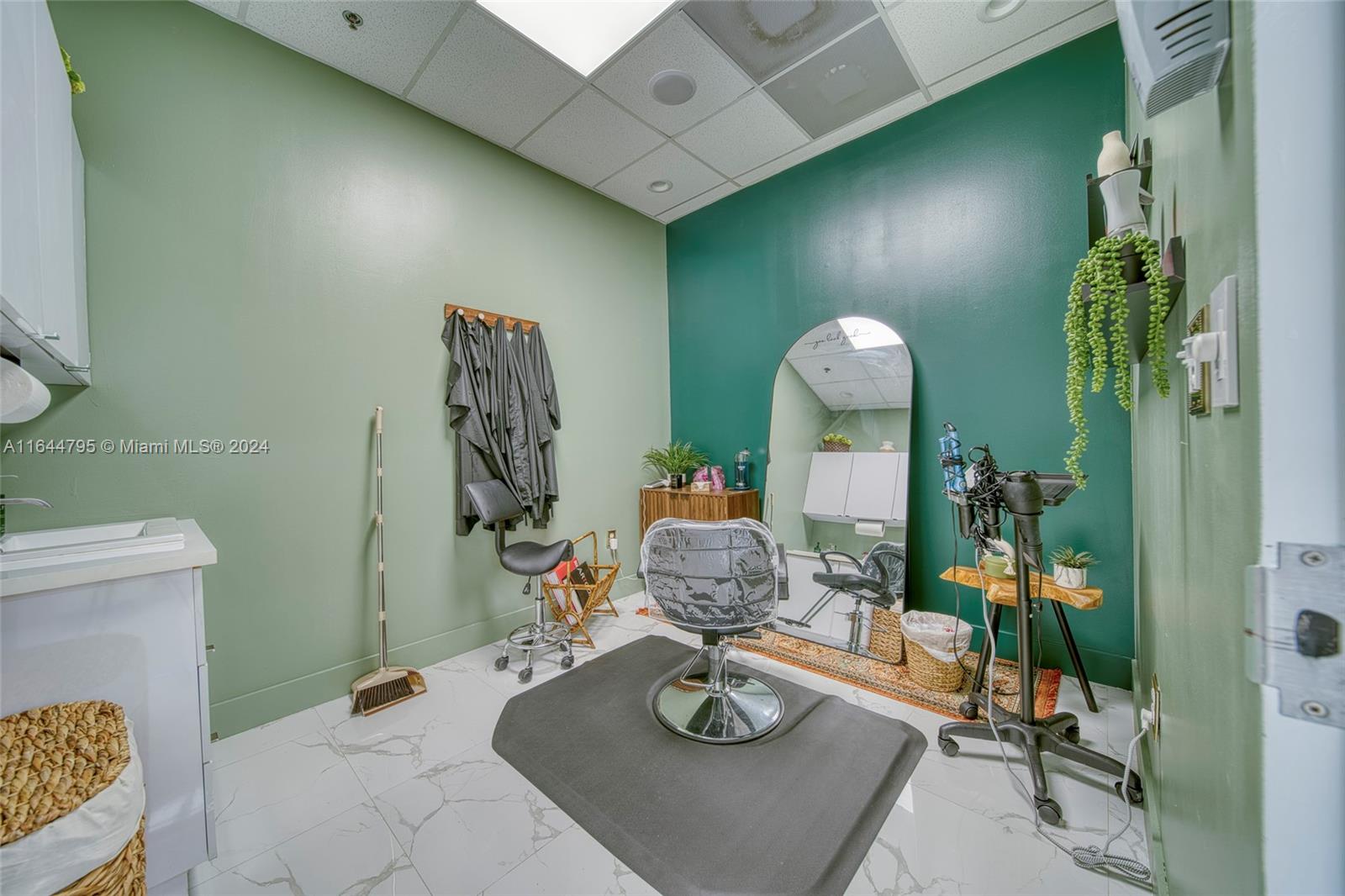 Full-Service Beauty Salon For Sale In Pinecrest