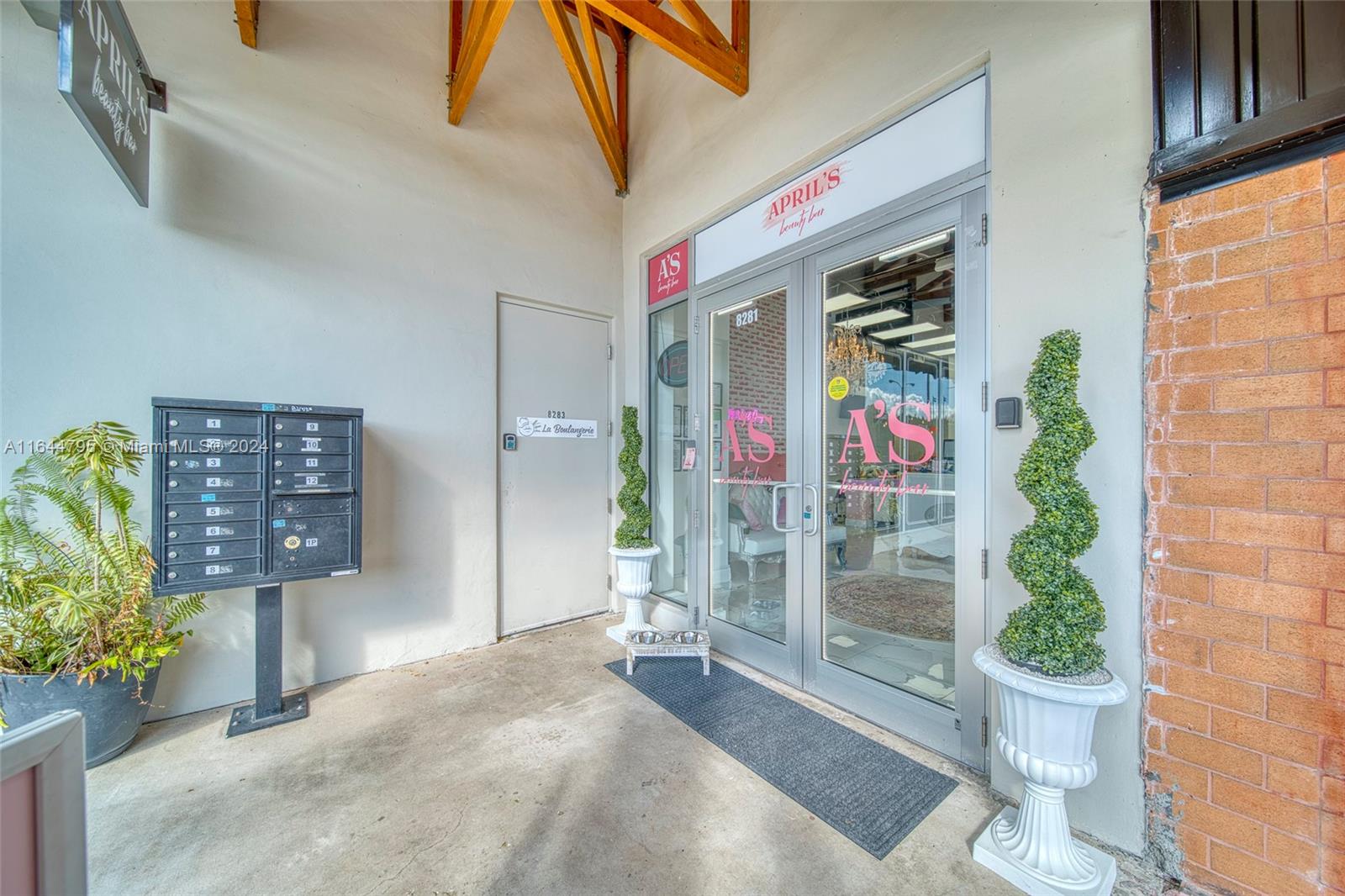 Full-Service Beauty Salon For Sale In Pinecrest