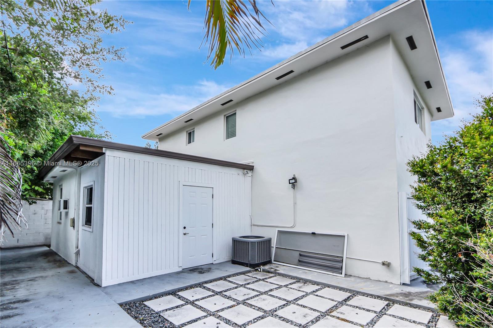 1359 SW 11th St