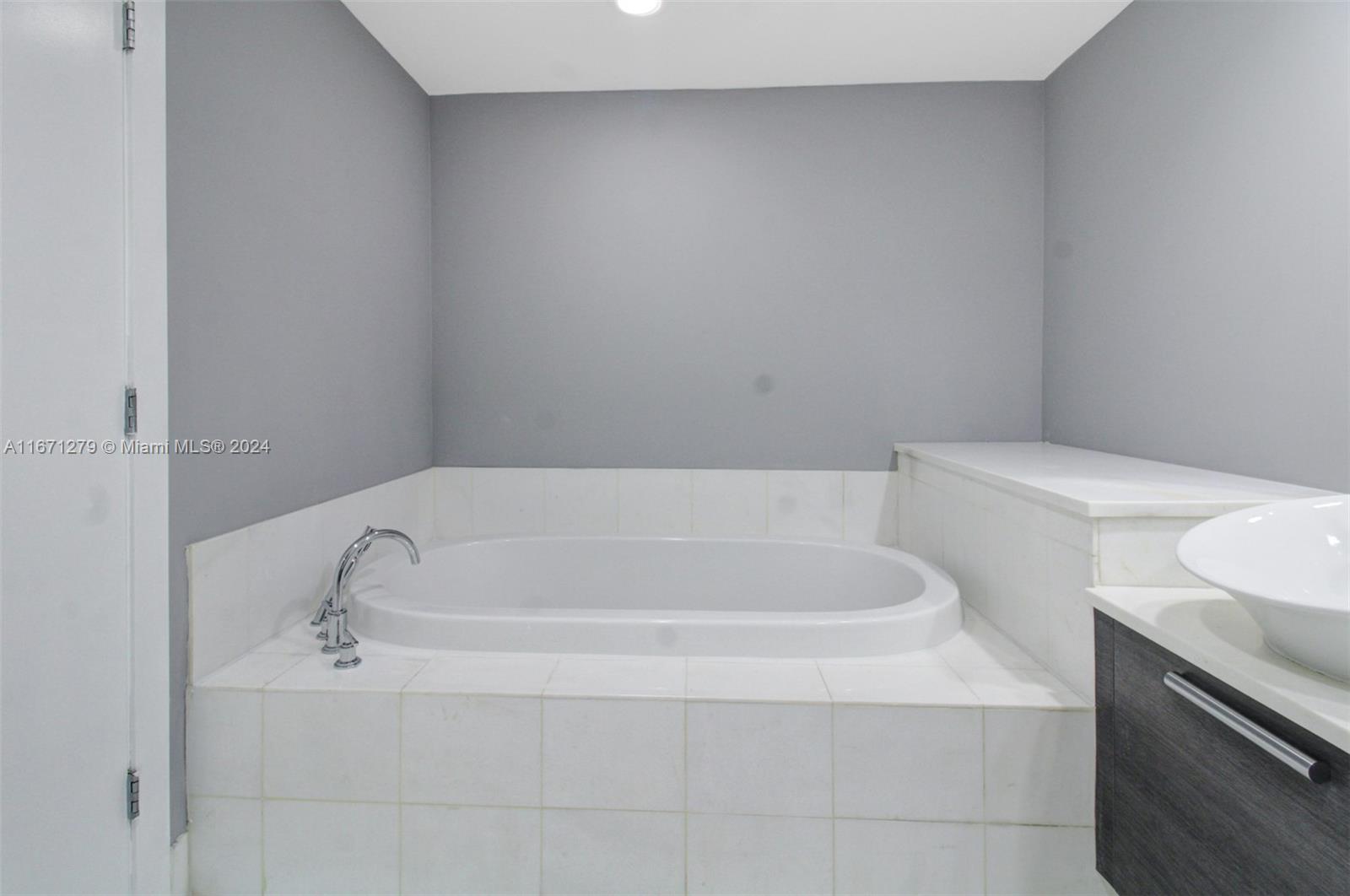 2950 NE 188th St #516, Aventura FL 33180