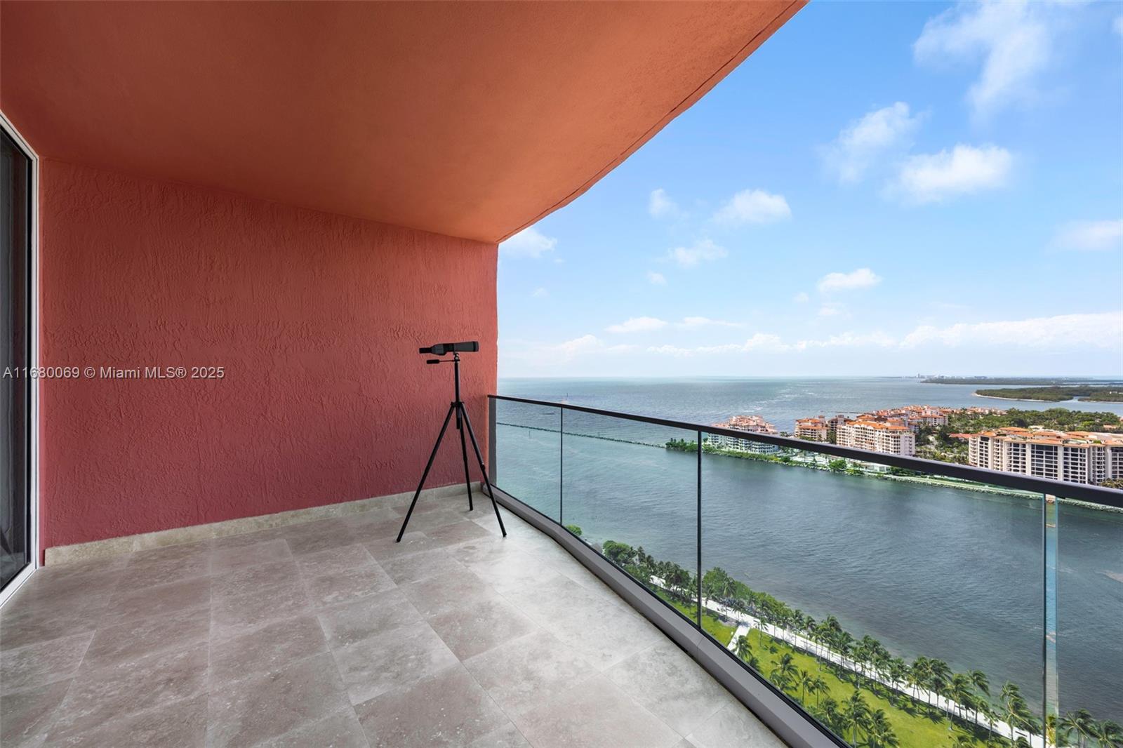 300 S Pointe Dr #3204, Miami Beach FL 33139