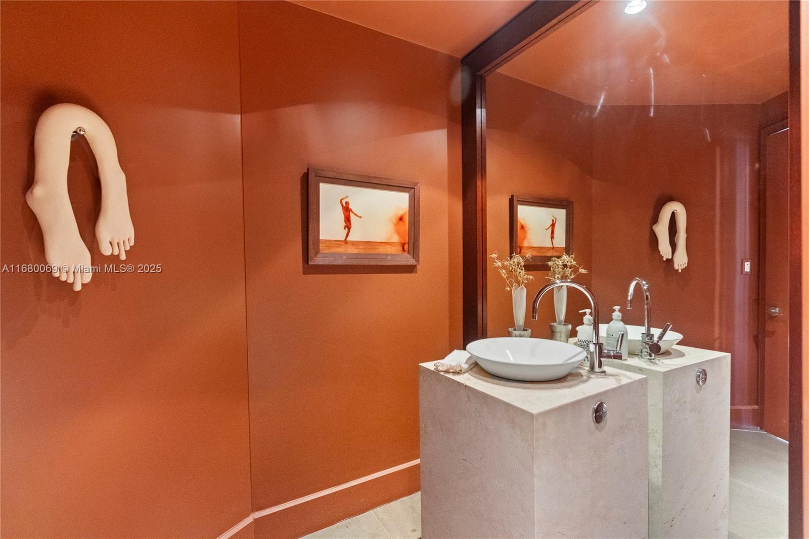 300 S Pointe Dr #3204, Miami Beach FL 33139
