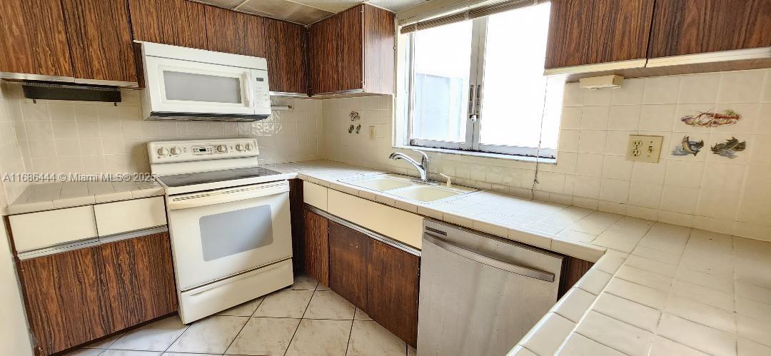 4281 W 10th Ct, Hialeah, Florida image 2
