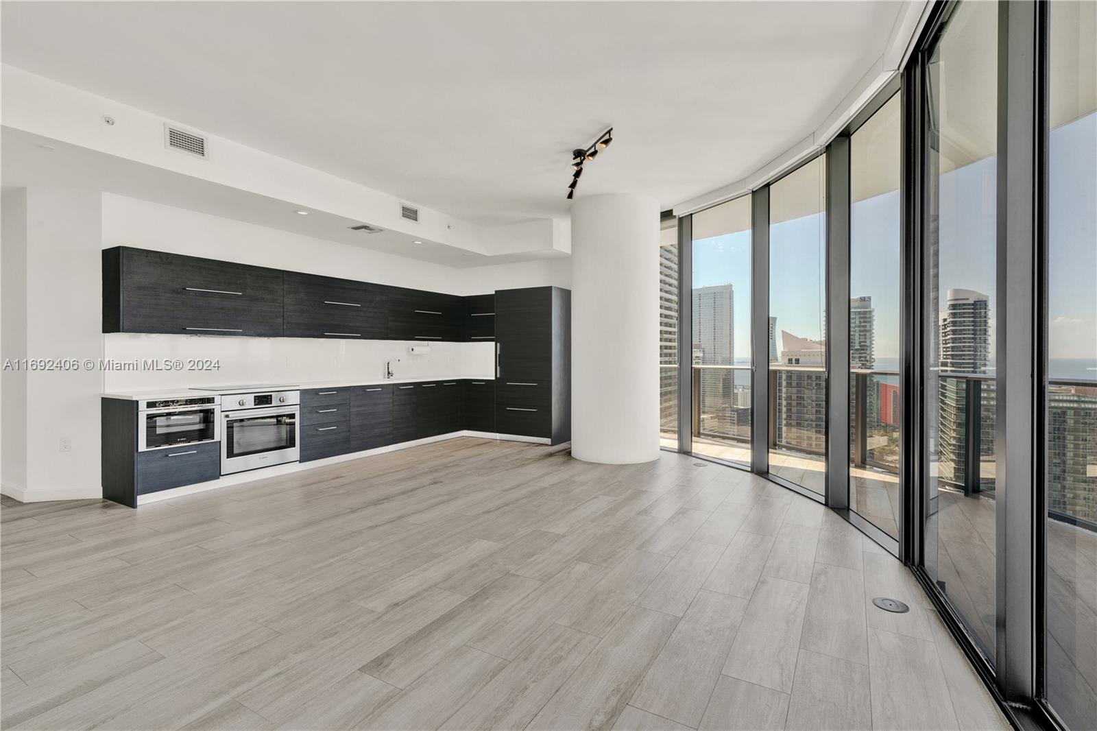 Condo for Sale in Miami, FL