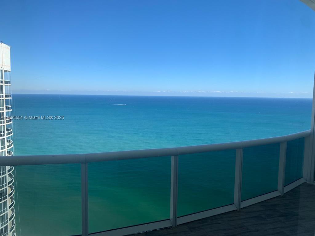 Apartamento à Venda em Sunny Isles Beach, FL