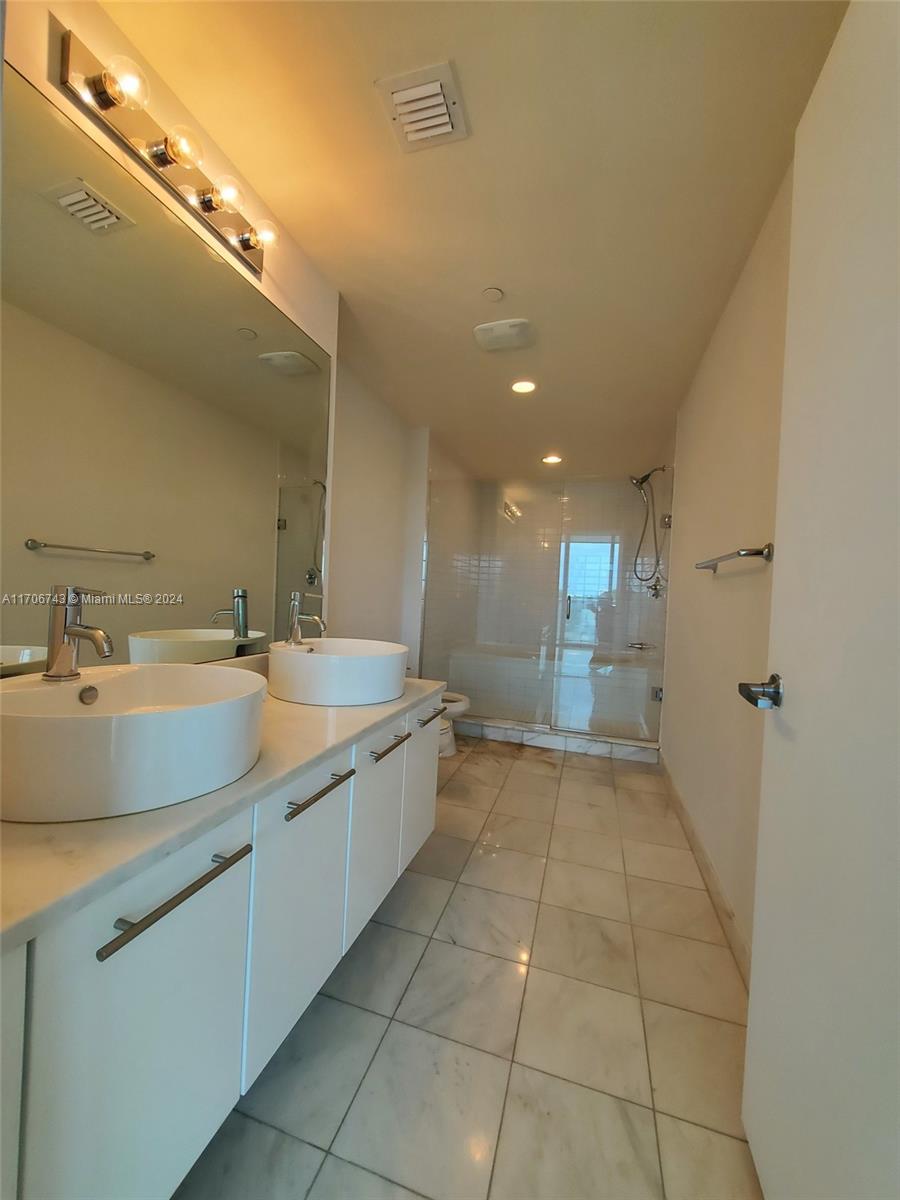 888 Biscayne Blvd #311, Miami FL 33132
