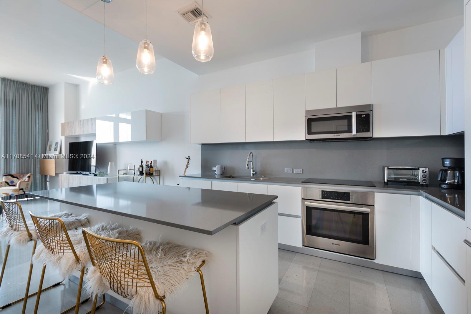 88 SW 7th St #4106, Miami FL 33130