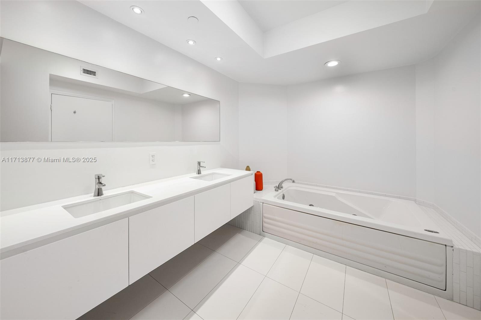 4779 Collins Ave #3108, Miami Beach FL 33140