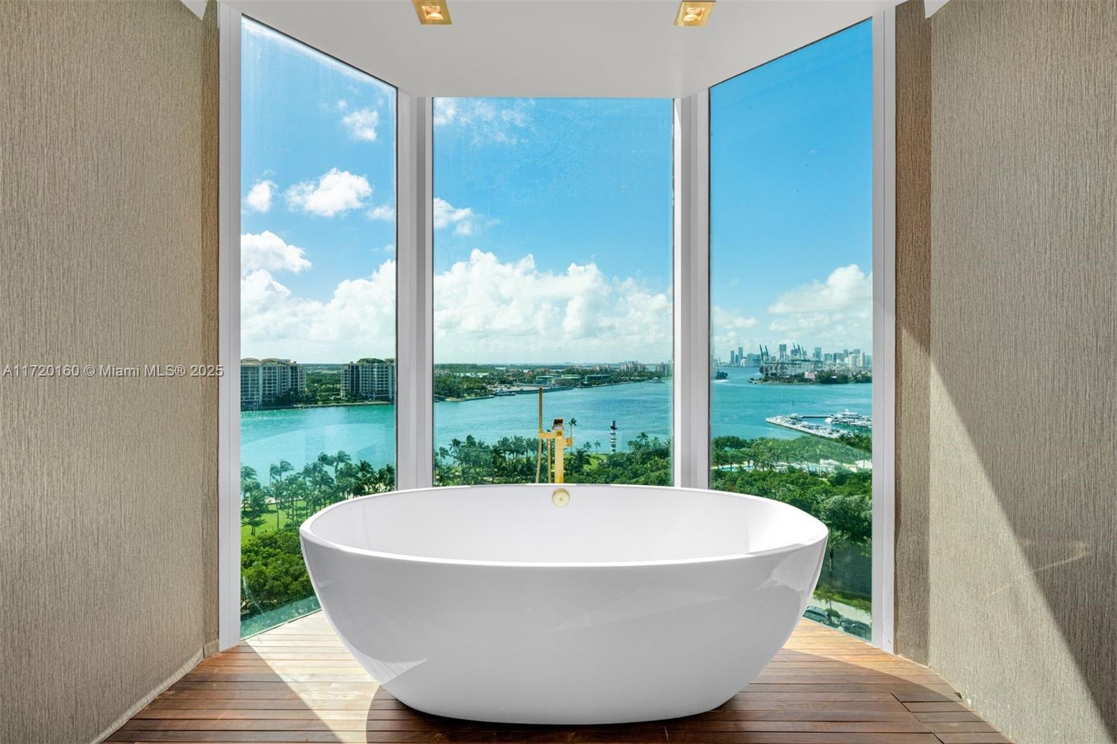 300 S Pointe Dr #1501, Miami Beach FL 33139