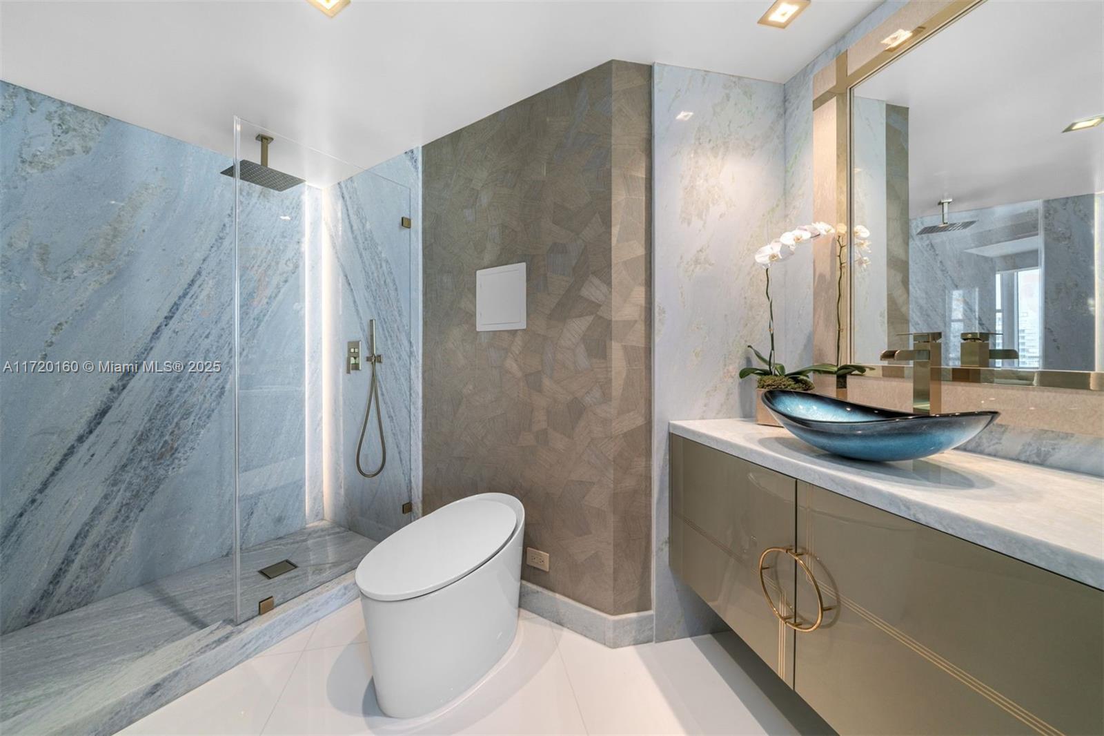 300 S Pointe Dr #1501, Miami Beach FL 33139