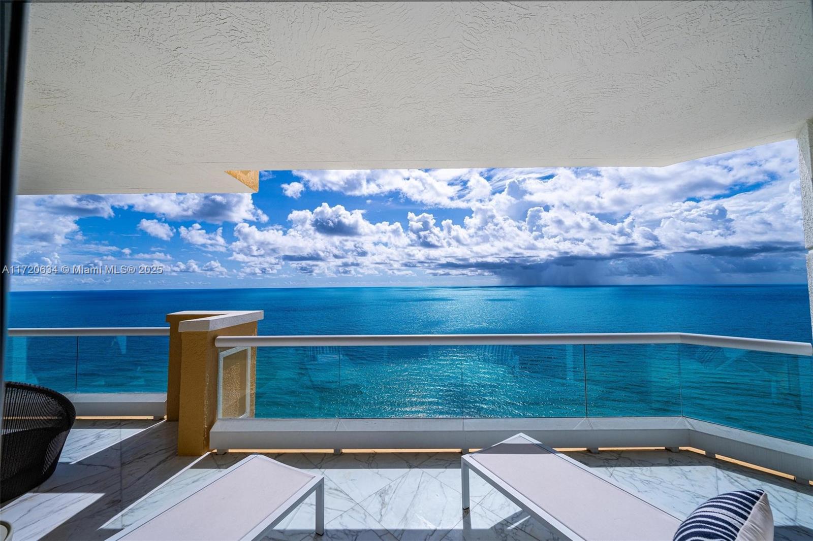 Apartamento à Venda em Sunny Isles Beach, FL