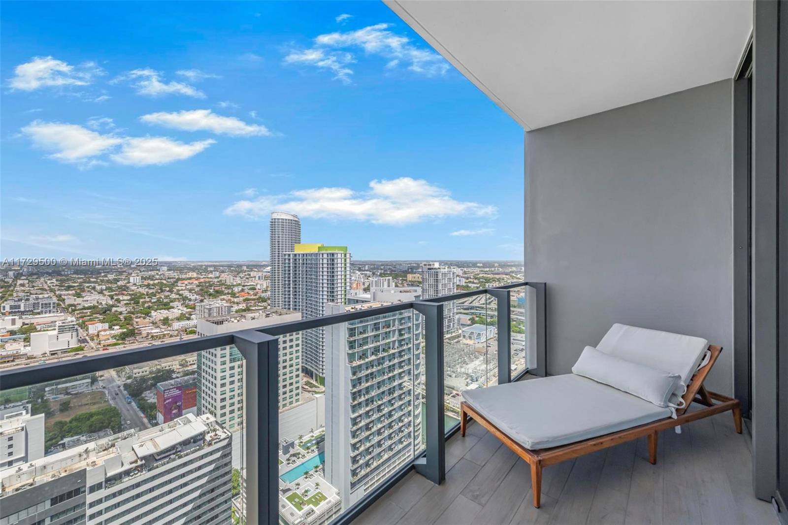 88 SW 7th St #3806, Miami FL 33130