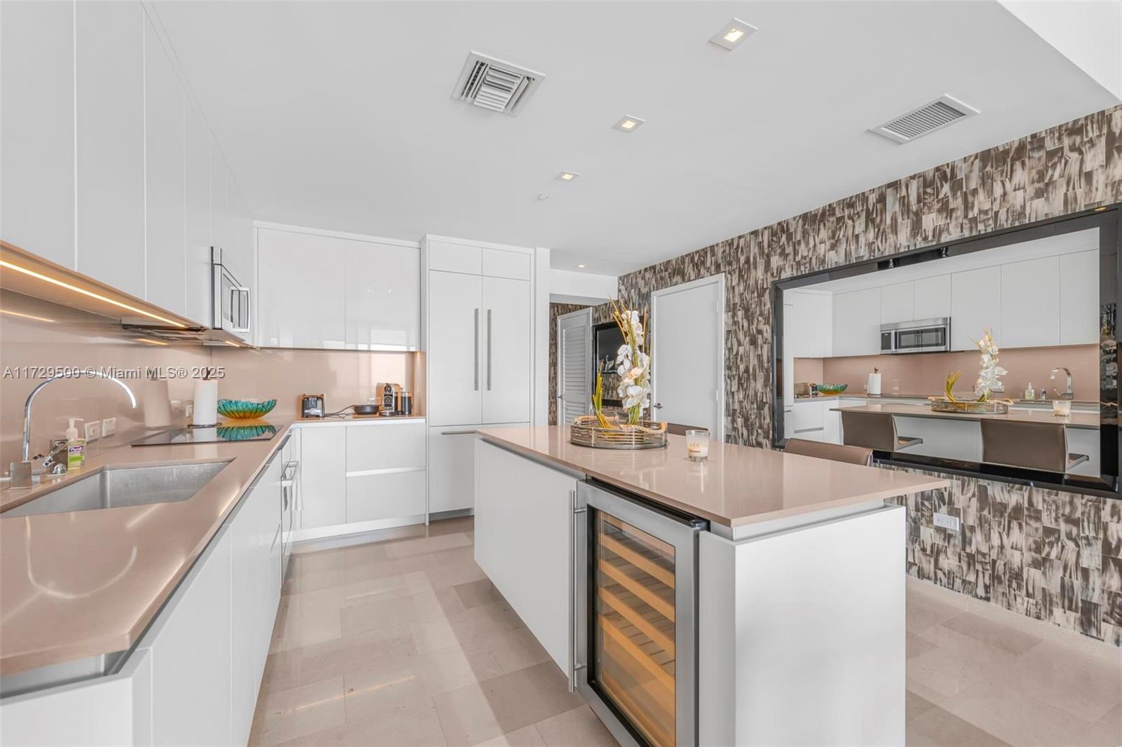 88 SW 7th St #3806, Miami FL 33130