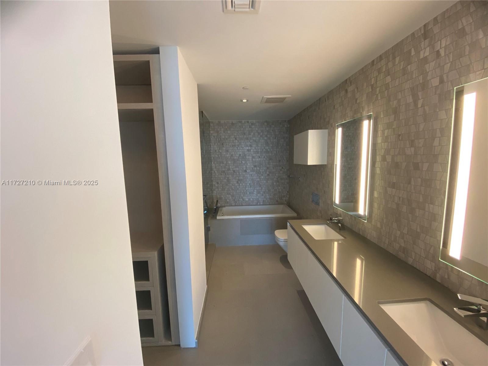 88 SW 7th St #3708, Miami FL 33130
