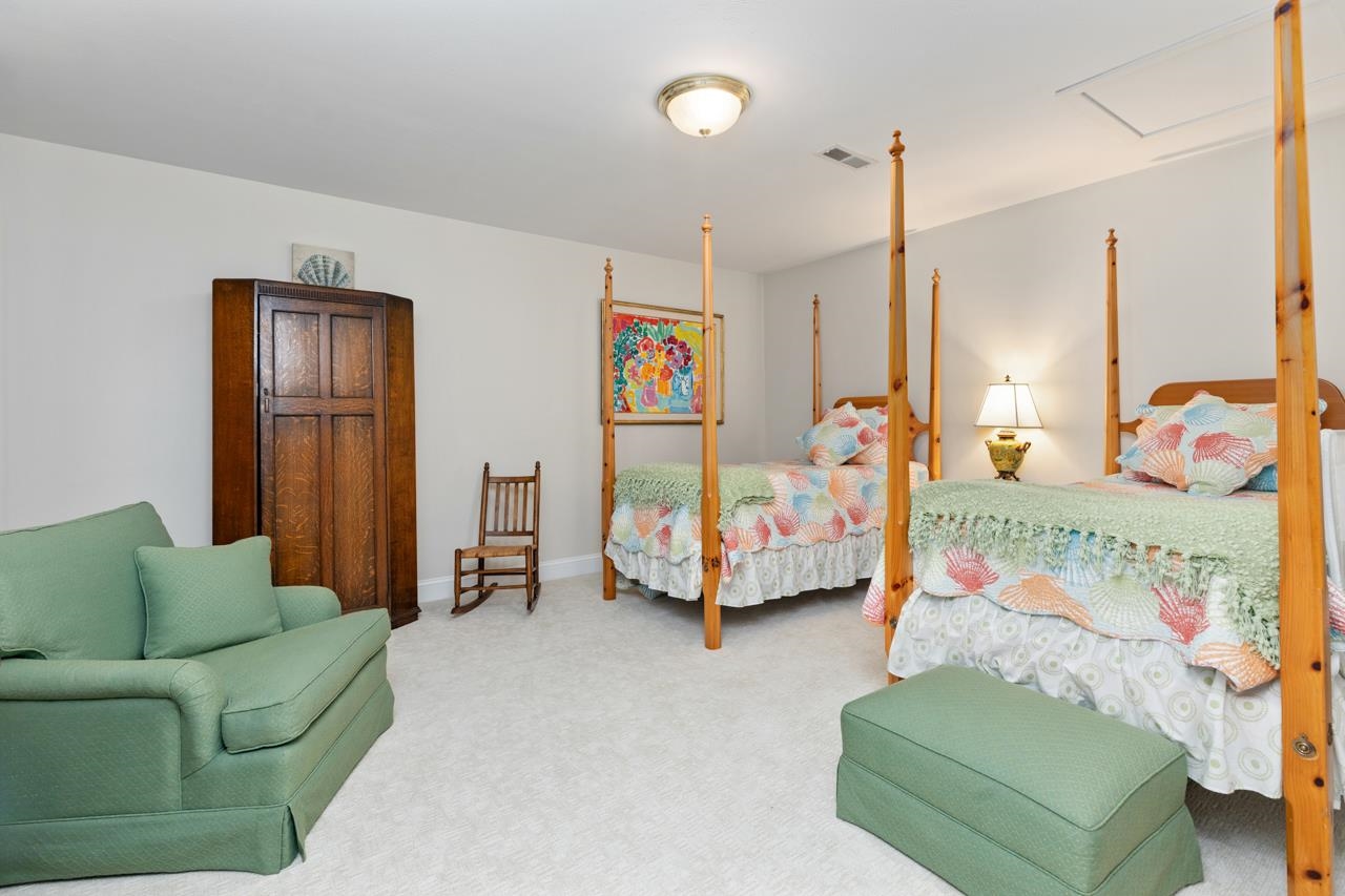 77 Whispering Oaks Dr