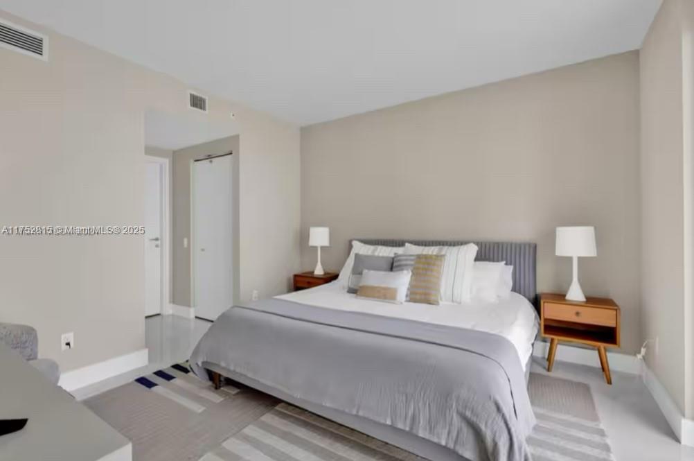 1300 Brickell Bay Dr #2208, Miami FL 33131