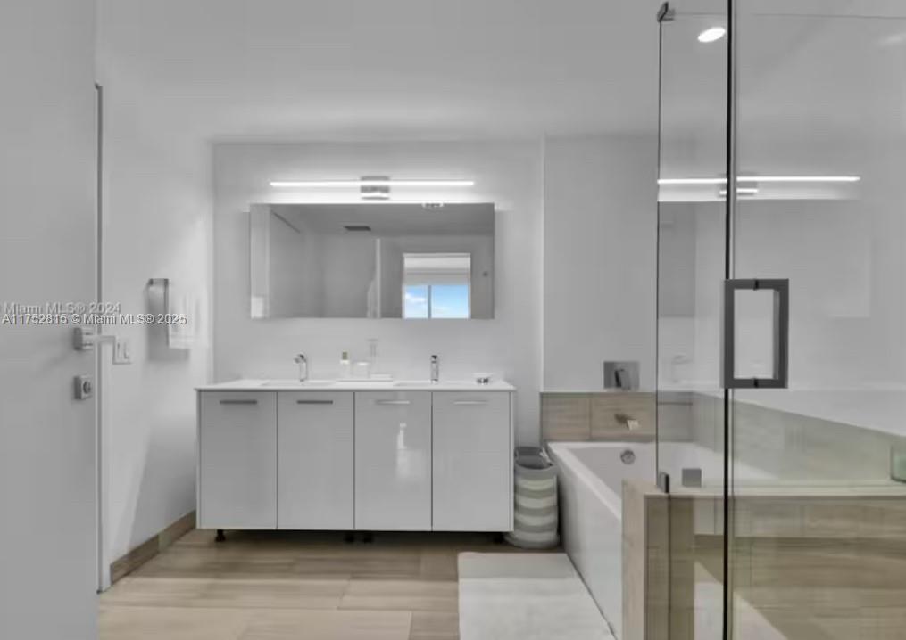 1300 Brickell Bay Dr #2208, Miami FL 33131