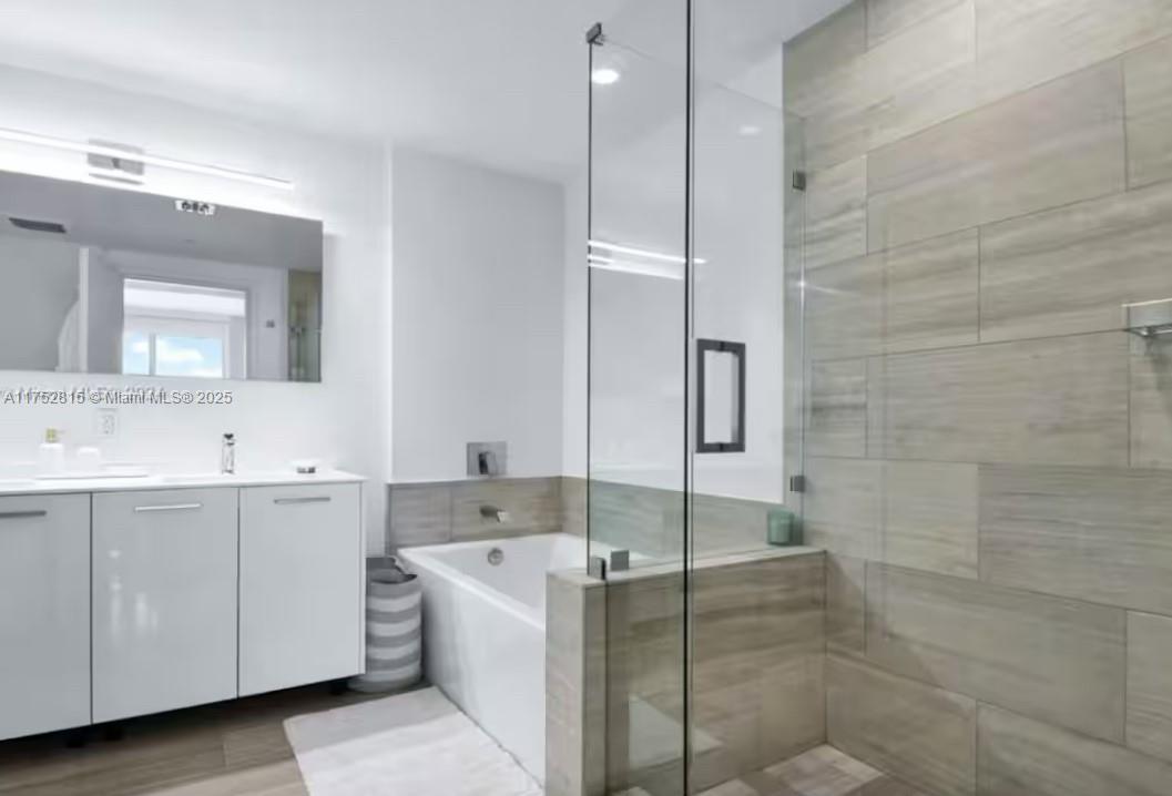 1300 Brickell Bay Dr #2208, Miami FL 33131