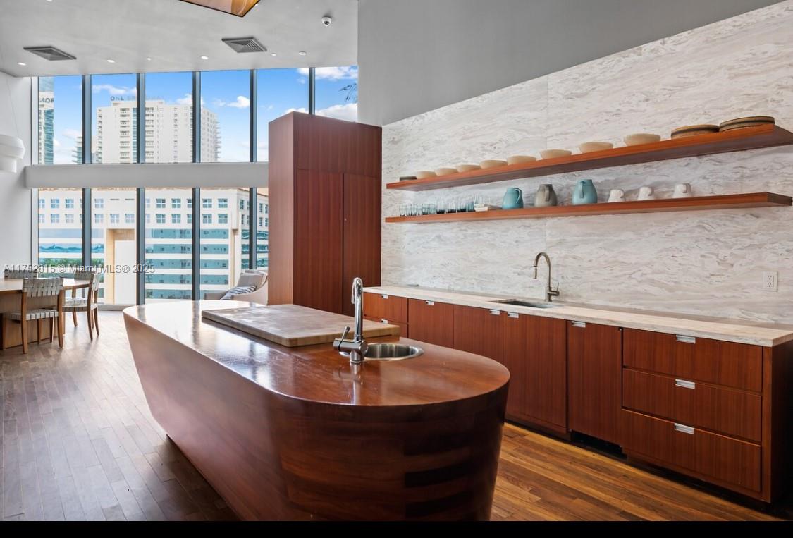 1300 Brickell Bay Dr #2208, Miami FL 33131