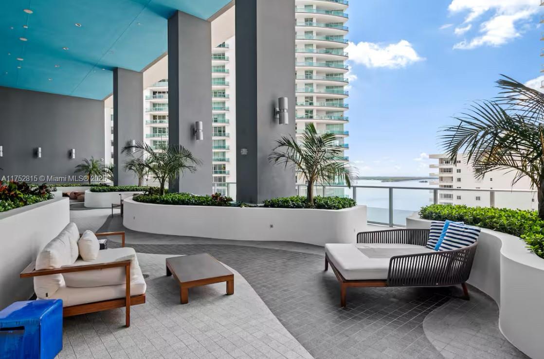 1300 Brickell Bay Dr #2208, Miami FL 33131
