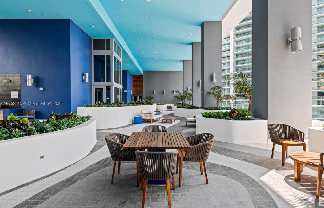 1300 Brickell Bay Dr #2208, Miami FL 33131