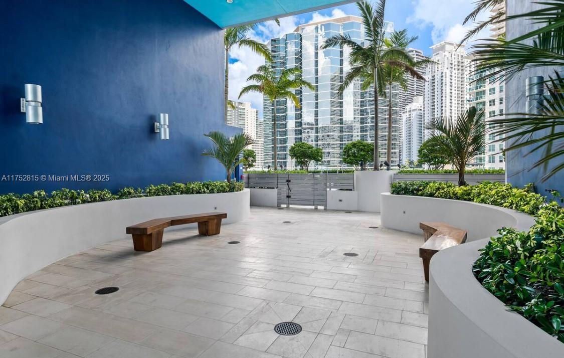 1300 Brickell Bay Dr #2208, Miami FL 33131