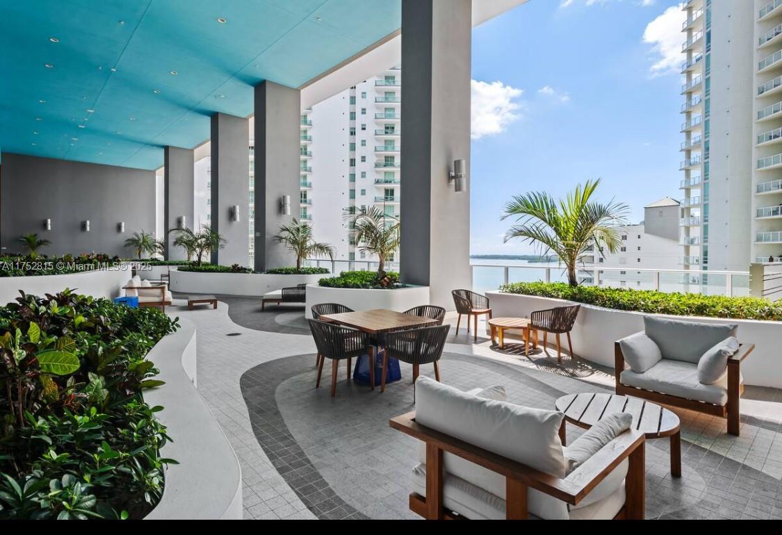 1300 Brickell Bay Dr #2208, Miami FL 33131