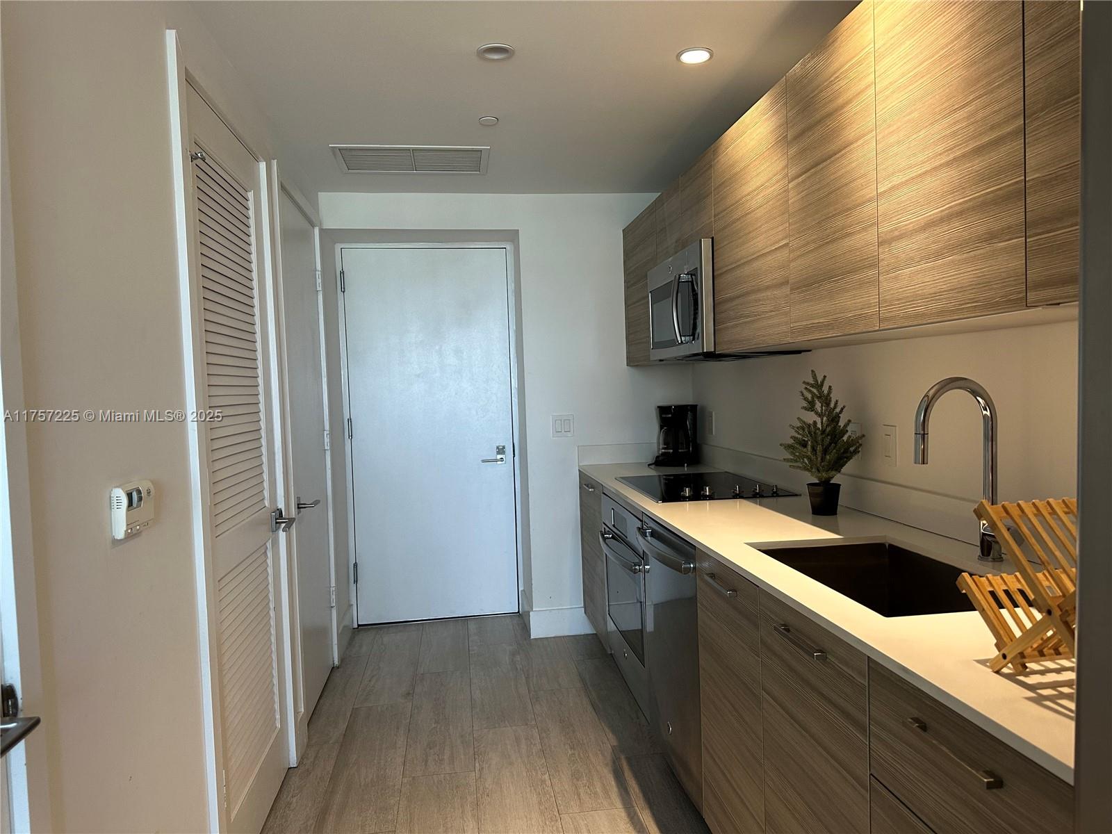 121 NE 34th St #1915, Miami FL 33137