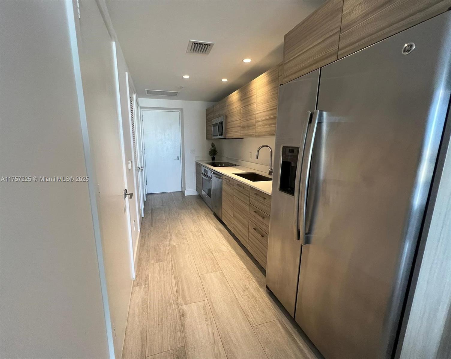 121 NE 34th St #1915, Miami FL 33137