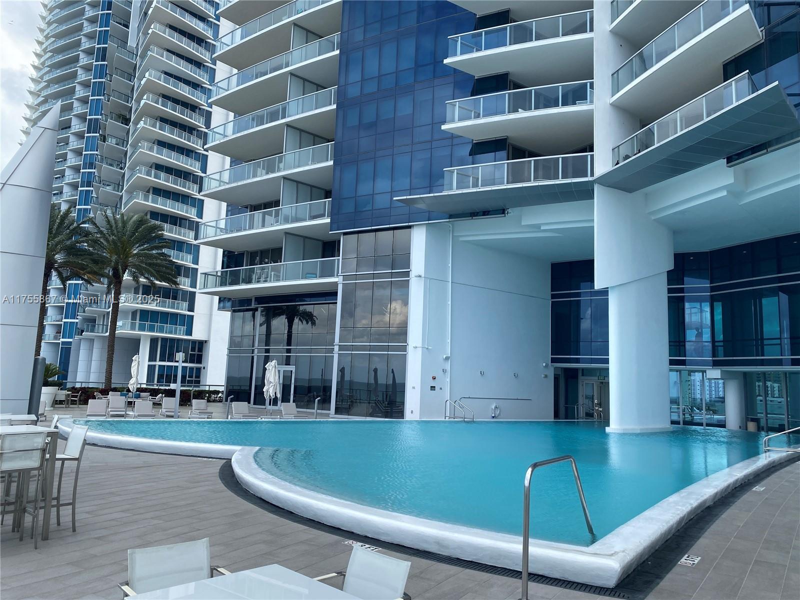 Apartamento à Venda em Sunny Isles Beach, FL