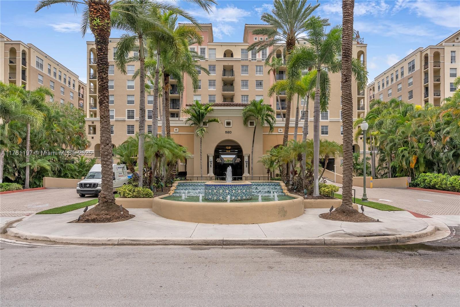 Las Olas By The River Con