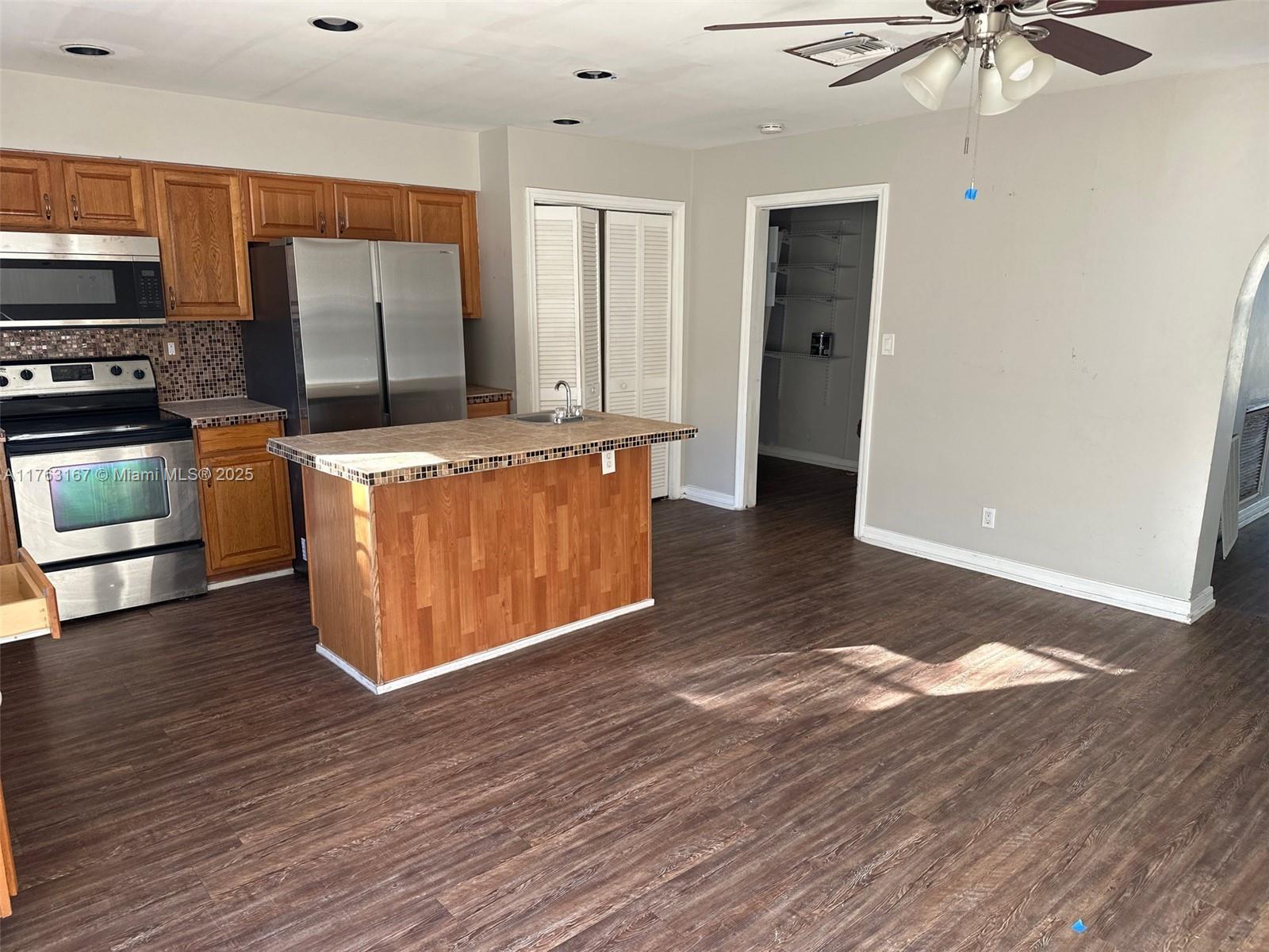 518 Crescent Dr, Lake Park, Florida image 10