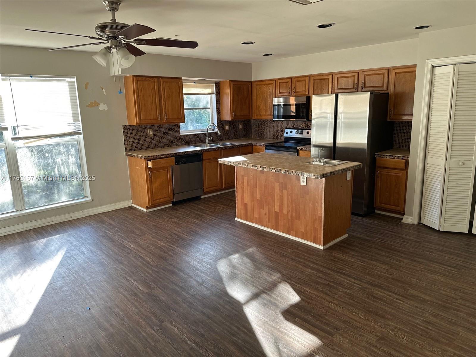 518 Crescent Dr, Lake Park, Florida image 9