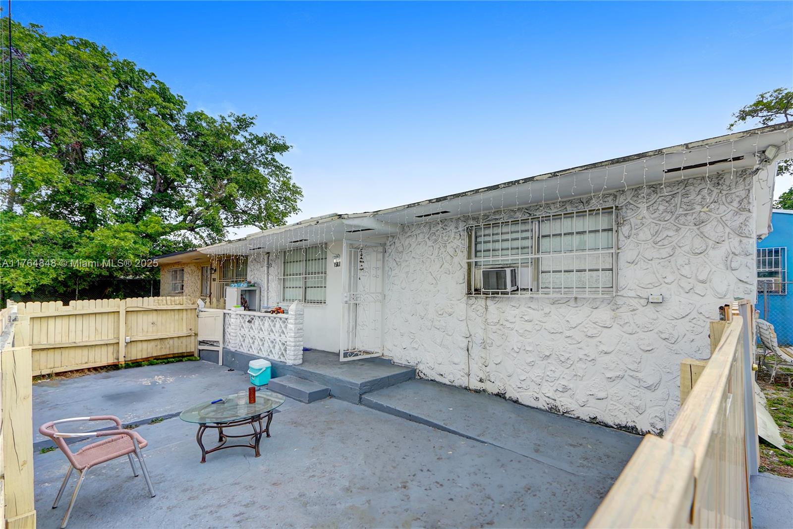 7501 & 7503 NW 6th Ct