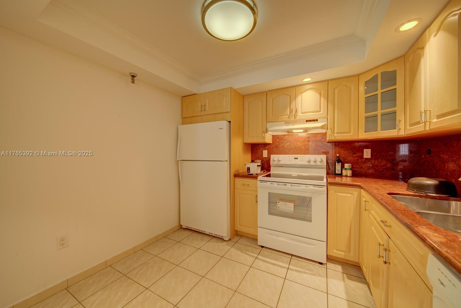 1623 Collins Ave 512