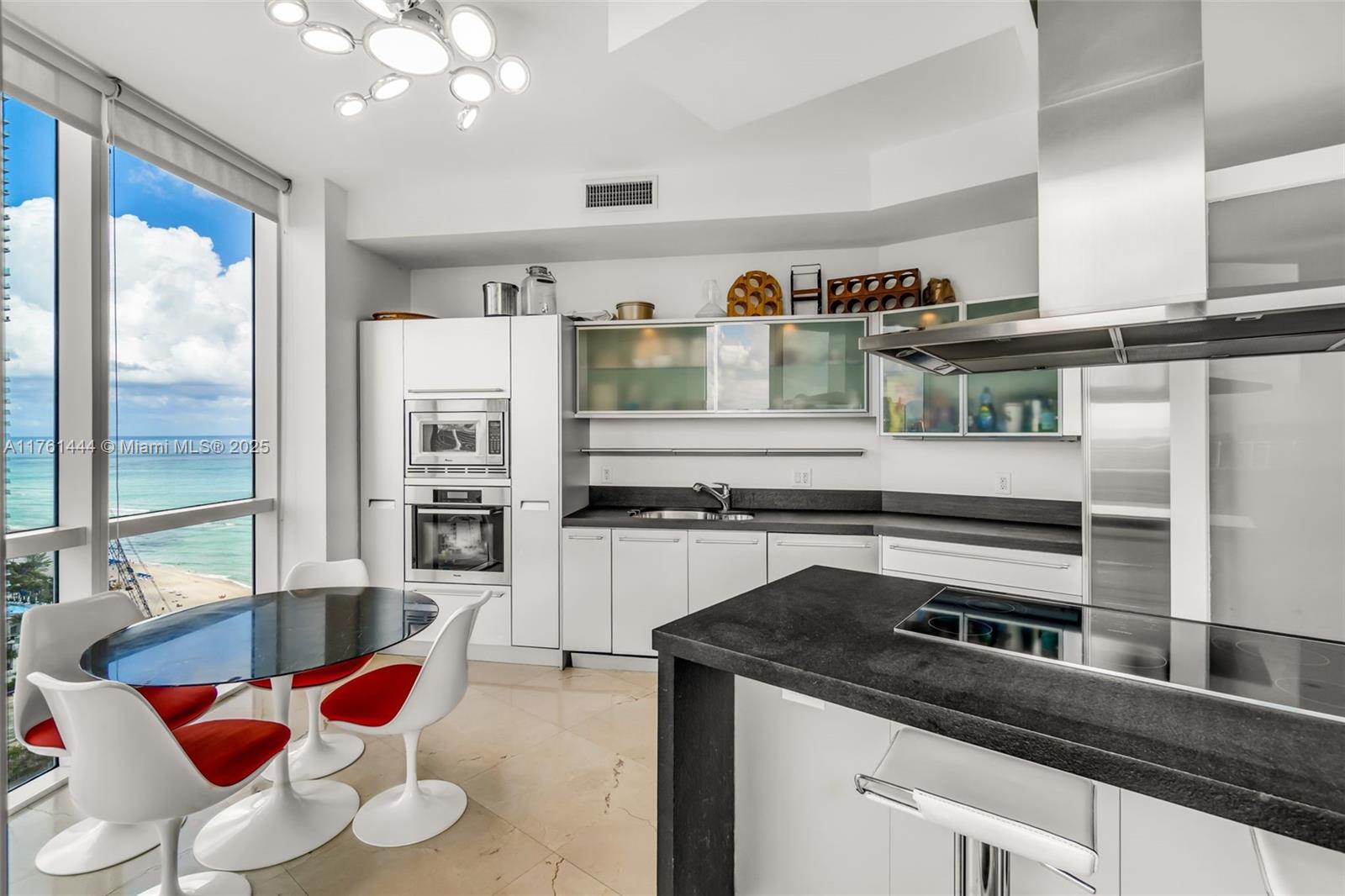 Apartamento à Venda em Sunny Isles Beach, FL