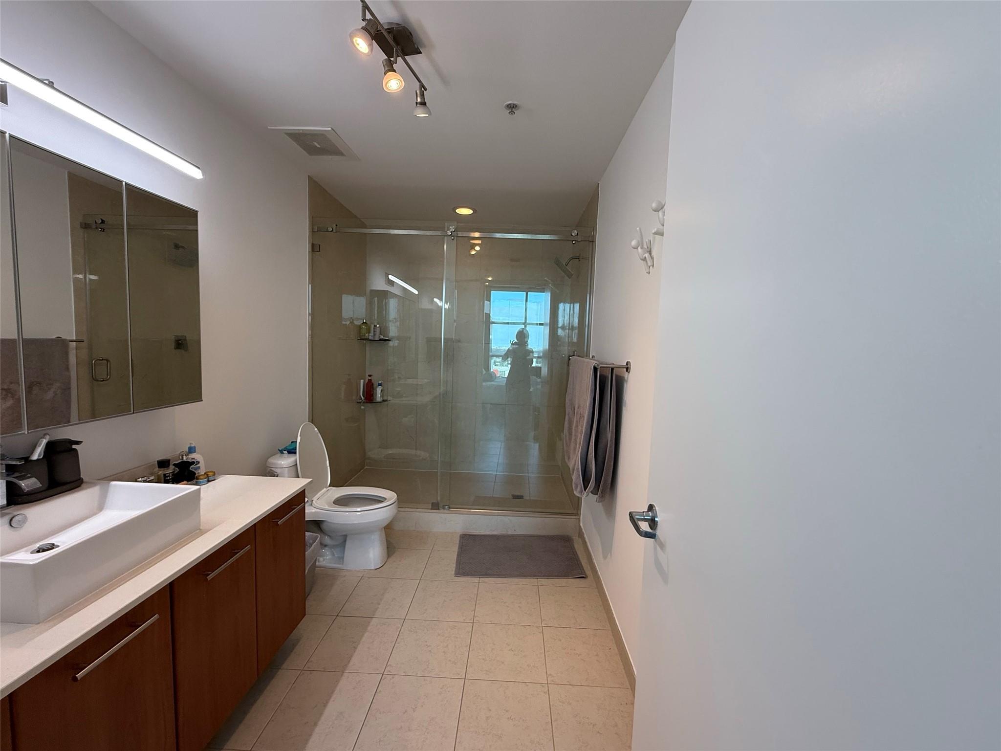 3301 NE 1 Avenue H2605