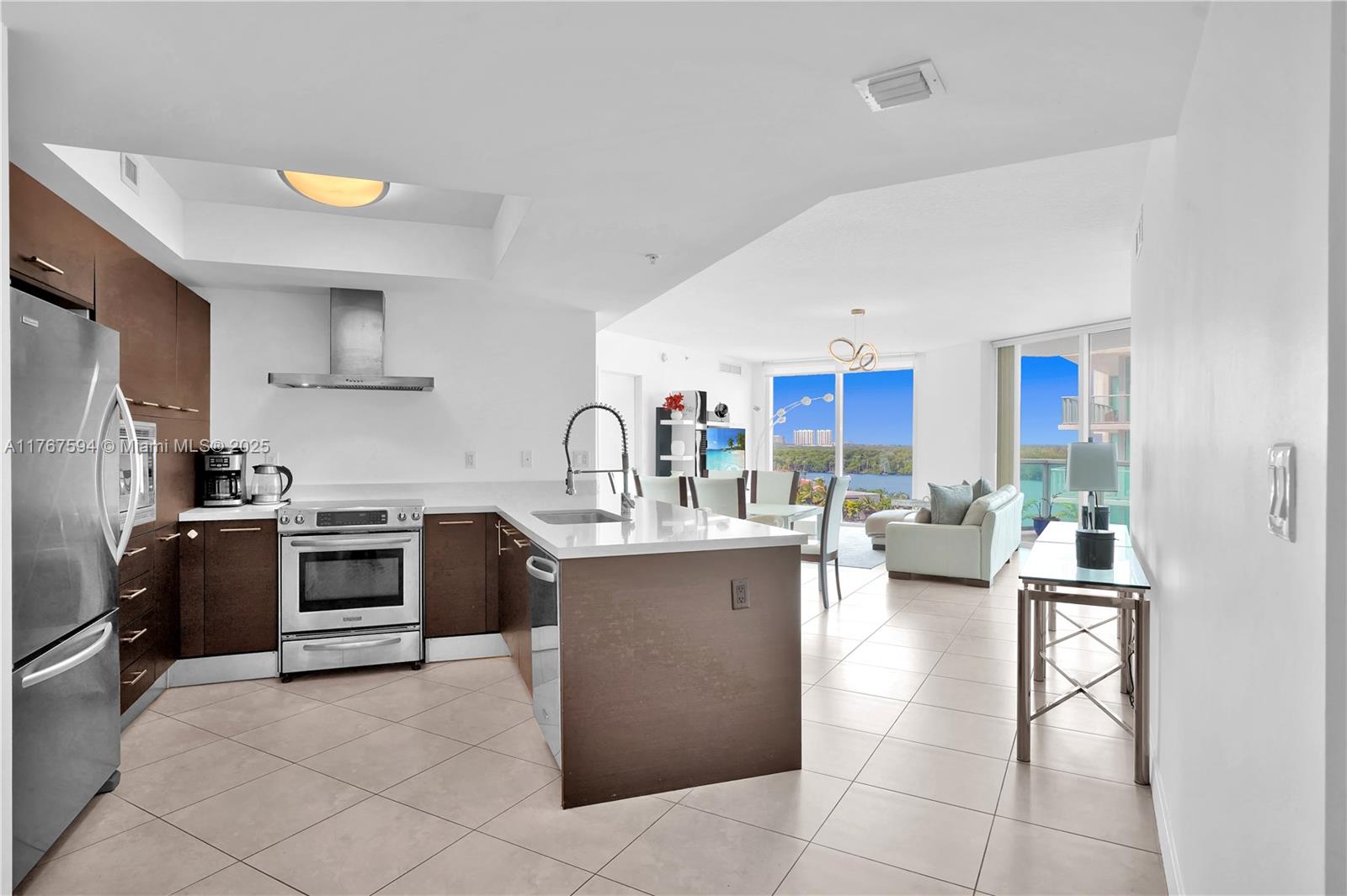Apartamento à Venda em Sunny Isles Beach, FL