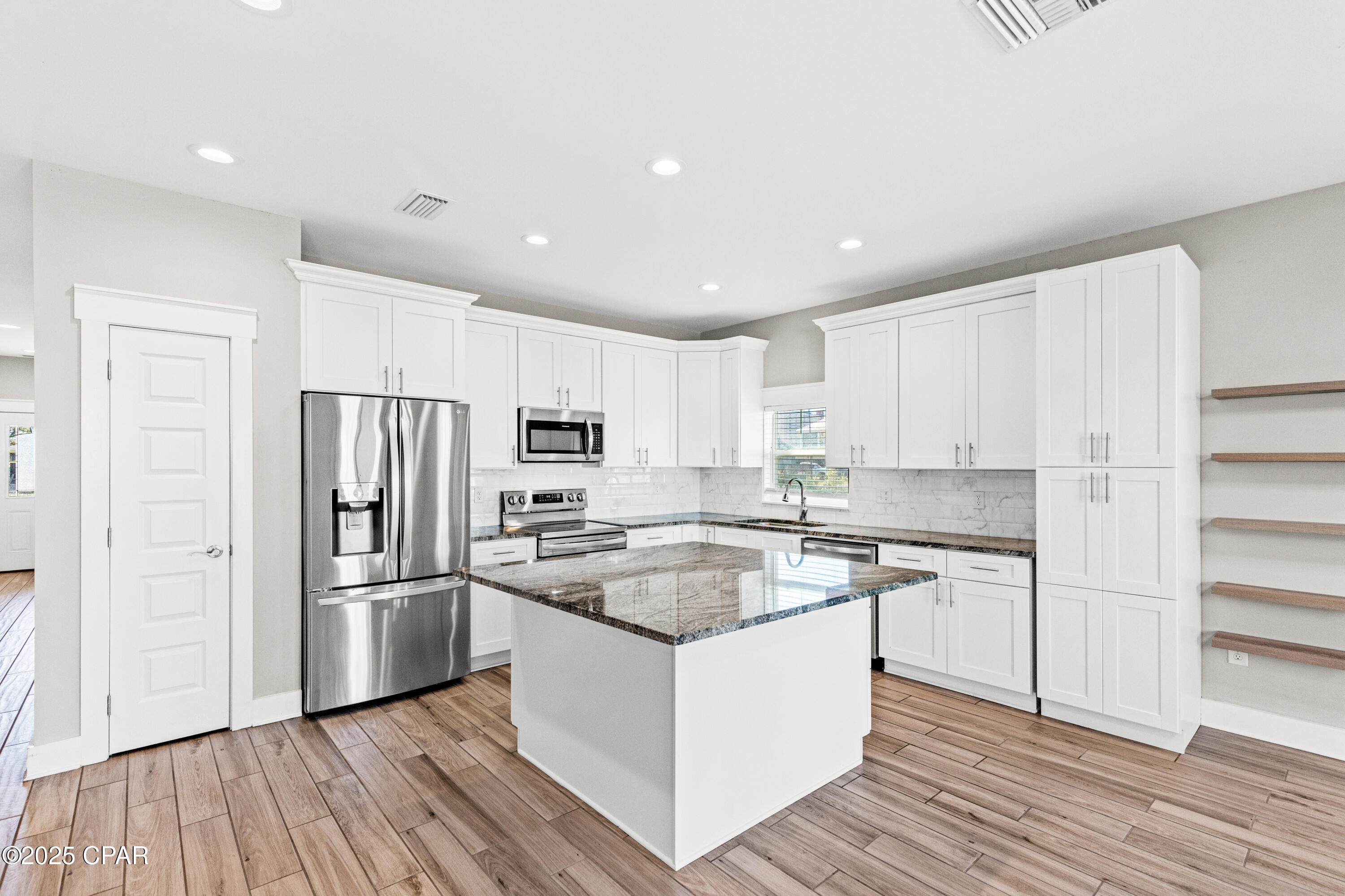 Image 18 For 6222 Pinetree Avenue