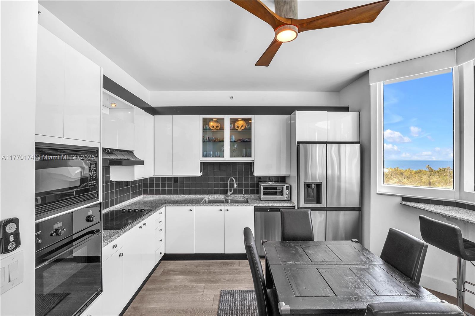 300 S POINTE DR #809, Miami Beach FL 33139