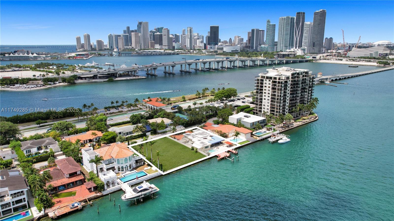 851 Venetian Dr Miami, FL 33139