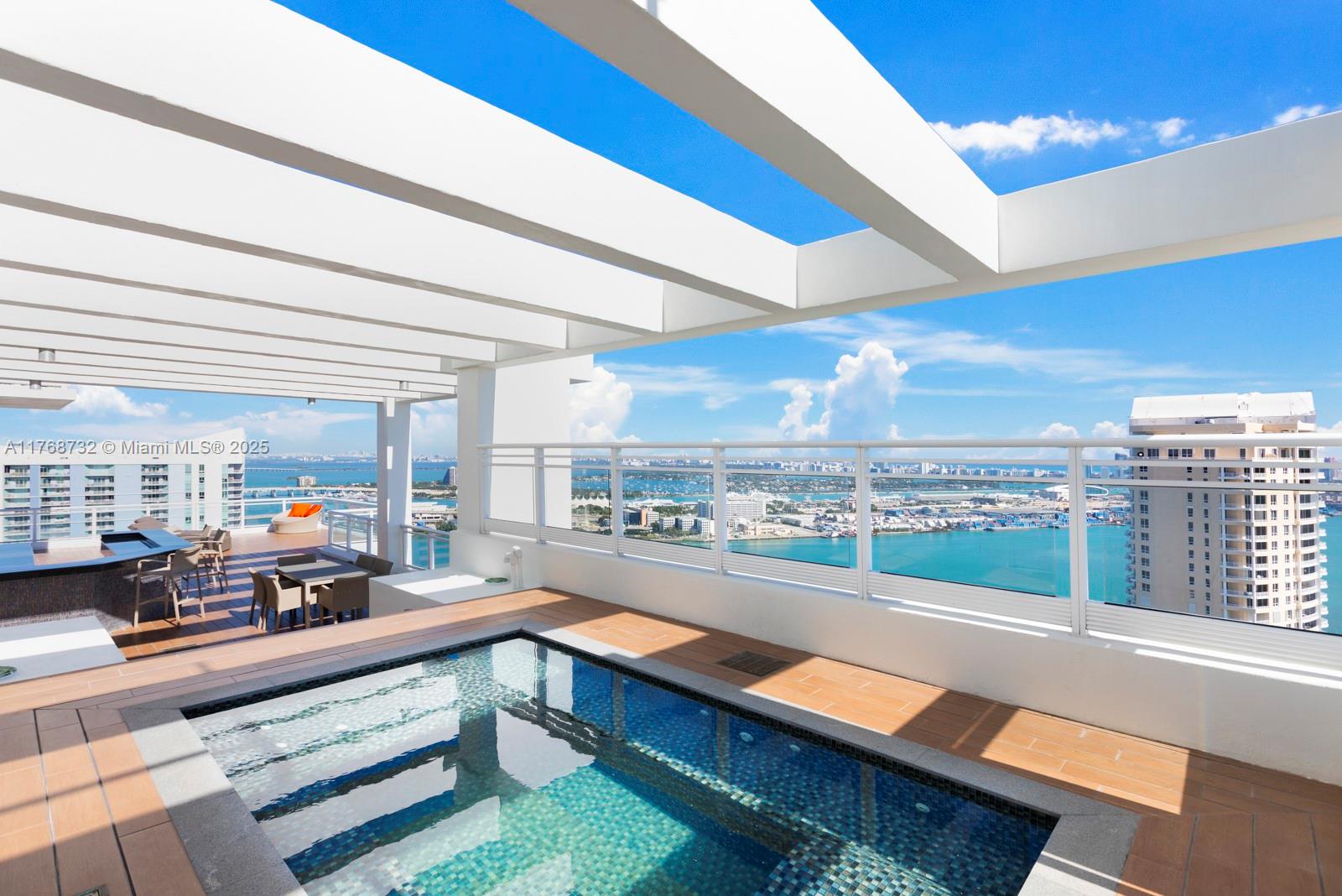 Apartamento à Venda em Miami, FL